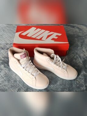 Nike Women’s Court Royal 2 Mid-Top Sneakers in Pale Pink and White. NIB. Size 9.